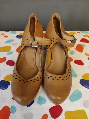 Clarks Artisan Womens Tan Brown High Heels Court Shoes Size 5 D Cutwork Detail - Picture 3 of 12