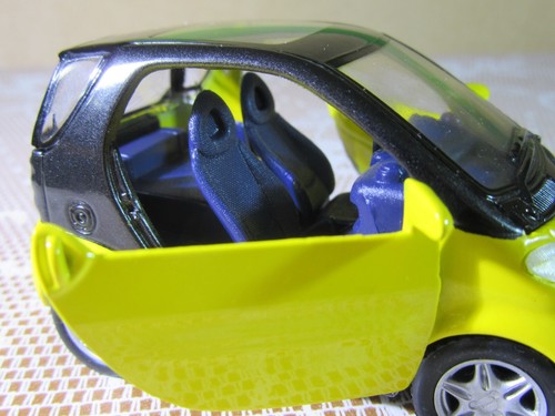 499Z Maisto China Smart City Coupe 2004 Yellow 1:33 Friction Toy Tested OK - Picture 9 of 11