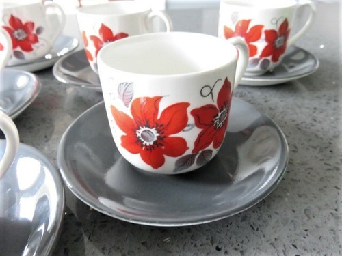 JOHNSON BROS. VINTAGE SET OF 6 DEMITASS COFFEE CUPS. POINSETTAS & GREY SAUCERS - Picture 5 of 12