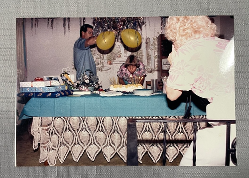 Vintage 1988 Farbfoto Geburtstag Party Kuchen Kerzen ausblasen 4x6 Zoll