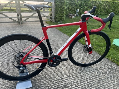 Ribble Endurance SL Disc, Ultegra, Carbon Wheels, Integrated Bars - Picture 2 of 16