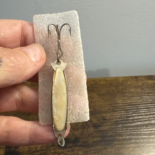 VTG Mother Of Pearl & Metal Fishing Lures 2 Jewelry Craft Fish Japan - Picture 5 of 8