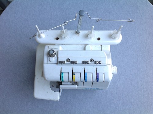 Máquina de coser Speedylock 1800 Serger blanca, como está para piezas o reparación - Imagen 8 de 16