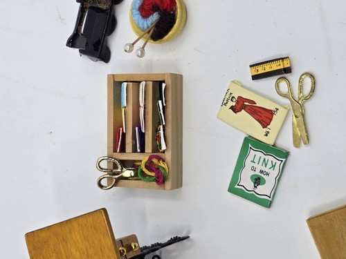 Puppenhaus Miniatur Nähstube Konvolut Maschine verschiedene Bastelartikel + - Bild 3 von 4