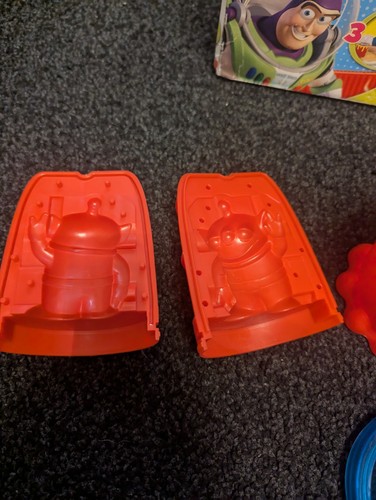 Toy Story Shaker Maker - Includes Shaker And Mould Buzz And Alien - Picture 4 of 10