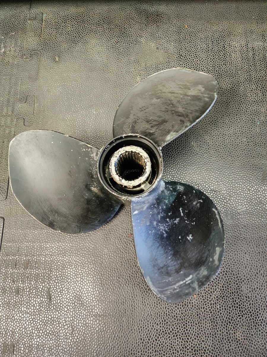 VOLVO PENTA J4 FORWARD PROP USED 21924224 REAL CLEAN NO