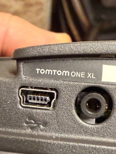 TomTom XL GPS Navigation N14644 USA & Canada Map, Car Charger + USB cable bundle - Picture 14 of 15