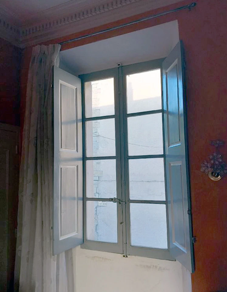 Anciennes fenêtres avec persiennes ou volets d'intérieurs. - Photo 2/3