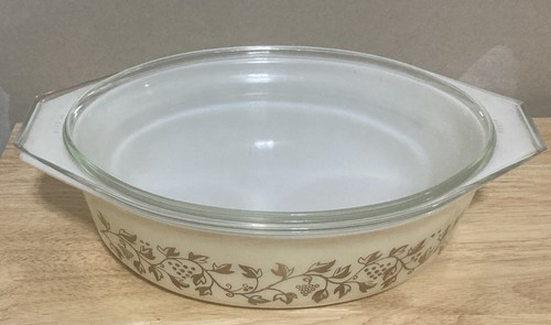 VTG 1959 PYREX - 2 1/2 QT. - 045 Gold on Ivory GOLDEN GRAPES Casserole with Lid - Picture 2 of 13