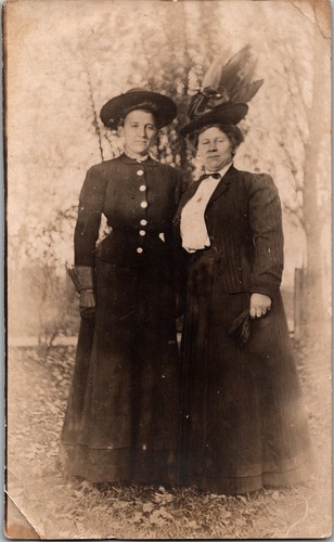 CARTOLINA RPPC donna grandi cappelli fantasia abiti outdoor Ki11 - Foto 1 di 2