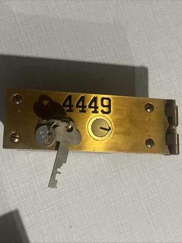 🇺🇸UNA CERRADURA DE CAJA DE SEGURIDAD MOSLER DE LATÓN VINTAGE CON LLAVE Y BISAGRA, 6”X 2”X 1-1/2” - Imagen 2 de 24
