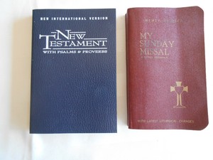 Pocket-Size-My-Sunday-Missal-NIV-New-Testament-W-Psalms-amp-Proverbs