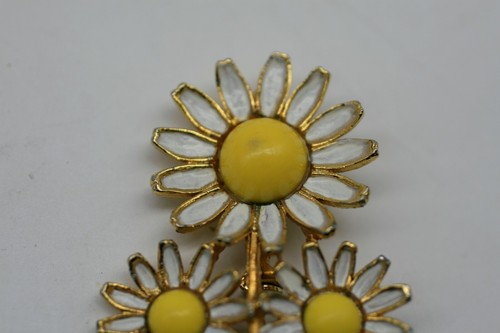 Weiss Daisy Enamel Pin Brooch A7 - Picture 2 of 6