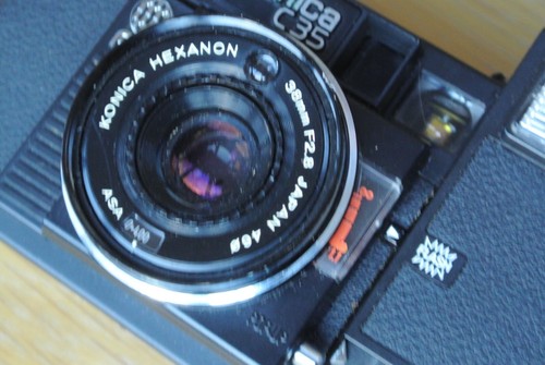 Appareil photo argentique 35 mm KONICA C35 AF Point & Shoot - Photo 2/7