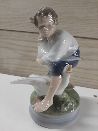 The Goose Thief, Boy with Geese, Royal Copenhagen figurine No. 2139 Denmark - Picture 2 of 5