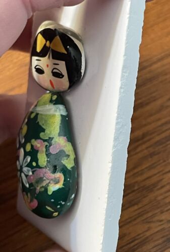 Vintage Hand Painted Stone / Rock Kokeshi Figure Doll On Tile Japan 3” X 2” - Picture 3 of 4