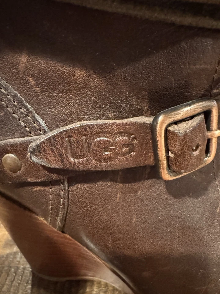 BOTA DE INVIERNO UGG TACÓN DE CUÑA FORRADA SHERPA CON CORDONES MARRÓN Foto 3 de 4