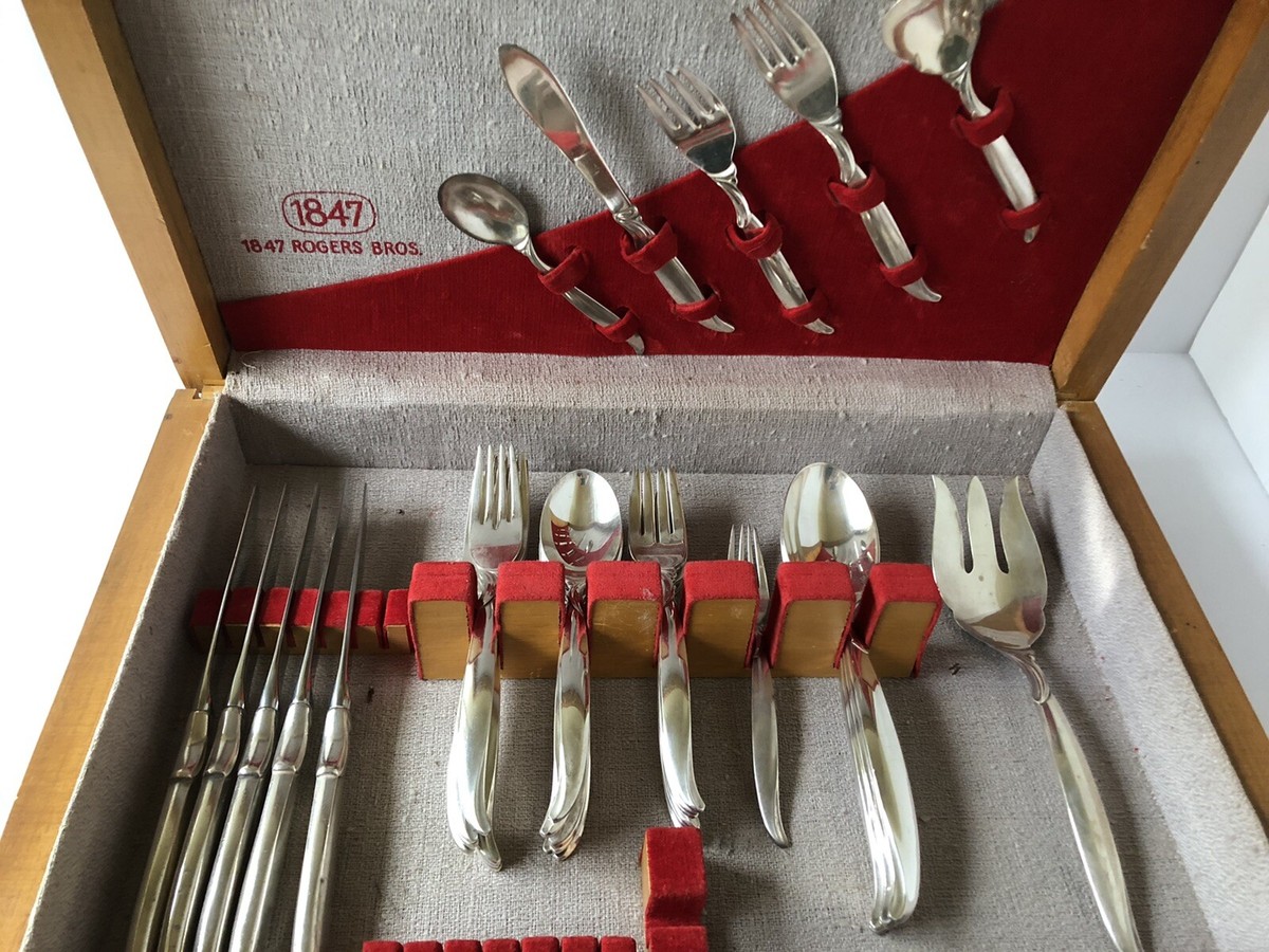 1847 Rogers Bros. IS Flair Pattern 38 Pieces Silverware
