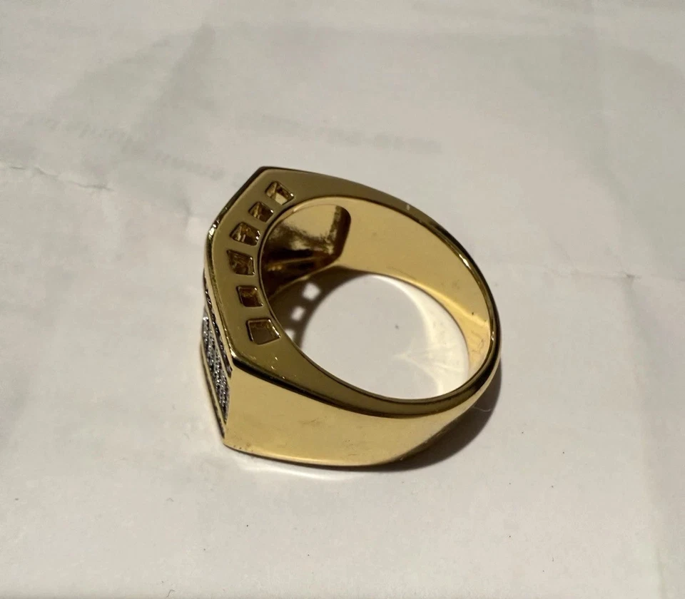 Alianza de boda de moissanita blanca de corte redondo de 2 quilates para hombre enchapada en oro amarillo de 14 k Foto 2 de 4