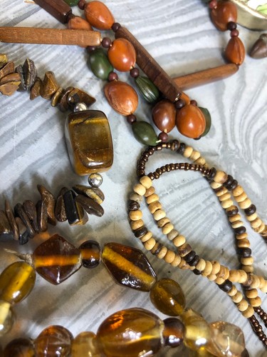 2.2 Pound Lot of Necklaces- Mixed Styles and Colors of Costume Jewelry - Picture 8 of 9