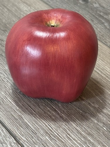 Mary Kirk Kelly roter Apfel gebrochener Stiel signiert Porzellan Frucht realistische Skulptur