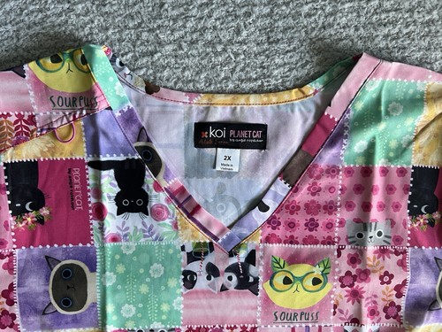 Koi Artists Scrub Top Women’s Sz 2X Pink Sour Puss Planet Cat Nursing Medical - Picture 3 of 11
