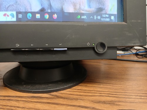 IBM 6627-4AN 19K4339 17" CRT Monitor 2002 Black w/ Swivel Stand TESTED! - Picture 4 of 15