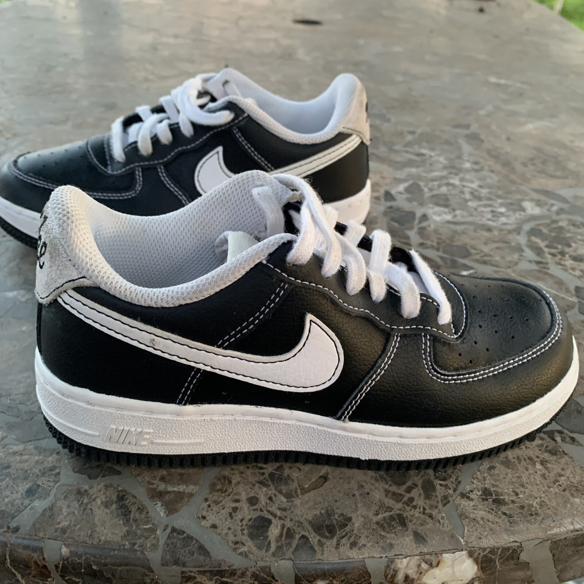 コトラ！Nike Air Force 1 ブラックホワイト NIKE Air Force 1 '07 LV8 DQ7658 100 - Shiekh