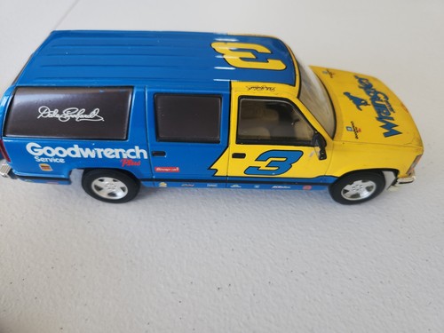 Brookfield Collectors Dale Earnhardt Wrangler Suburban Trackside 1:24 Race Car - Picture 3 of 10