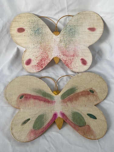 60er Jahre rosa grüne Schmetterlinge gebogenes Holz Wandbehang bunte Stoffflügel # 2 - Bild 3 von 6