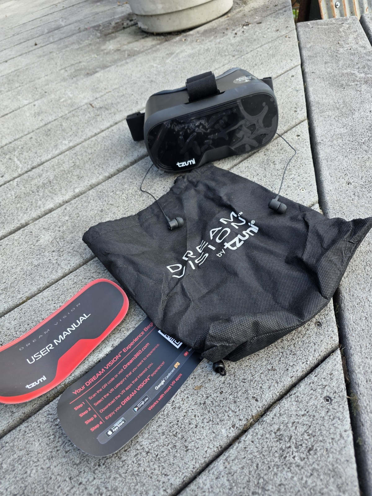 Dream Vision by Tzumi VR Headset With Bag And Manual NEW