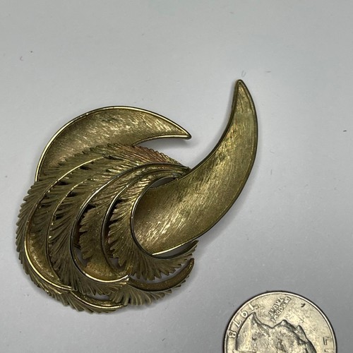 Trifari vintage burnished gold tone brooch pink art deco interesting - Picture 5 of 10
