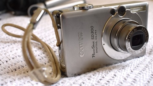 Canon PowerShot SD300 Digital ELPH 4.0 MPs Camera Tested Working + Extras - Picture 2 of 5