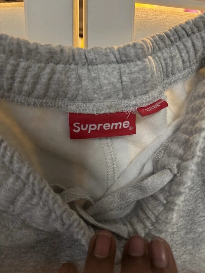Pantalones deportivos Supreme grises y blancos para hombre talla XL nuevos Foto 3 de 3