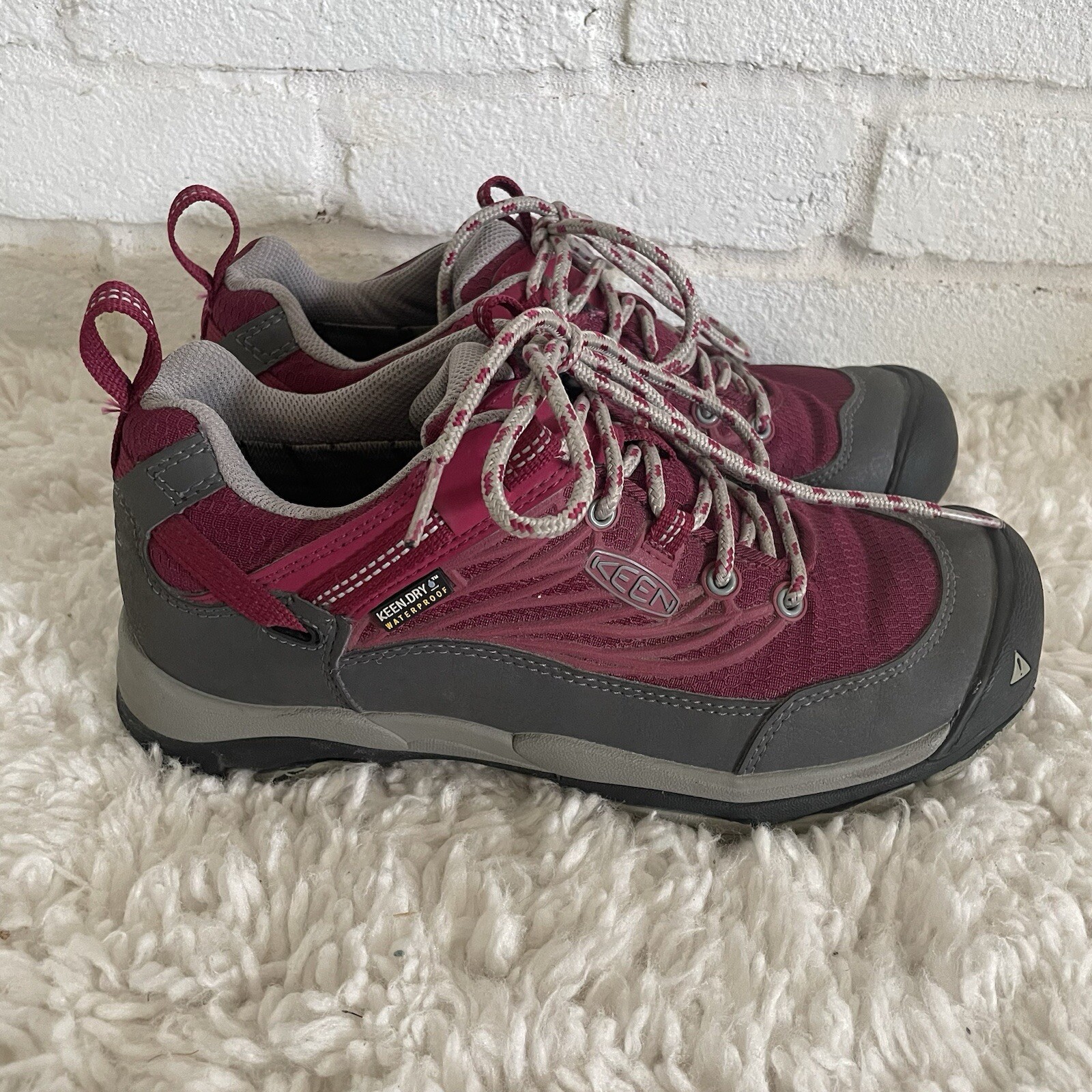 Scarpe basse da trekking outdoor Keen Saltzman WP da donna taglia 7 EUR 37 5 rosso barbabietola grigio
