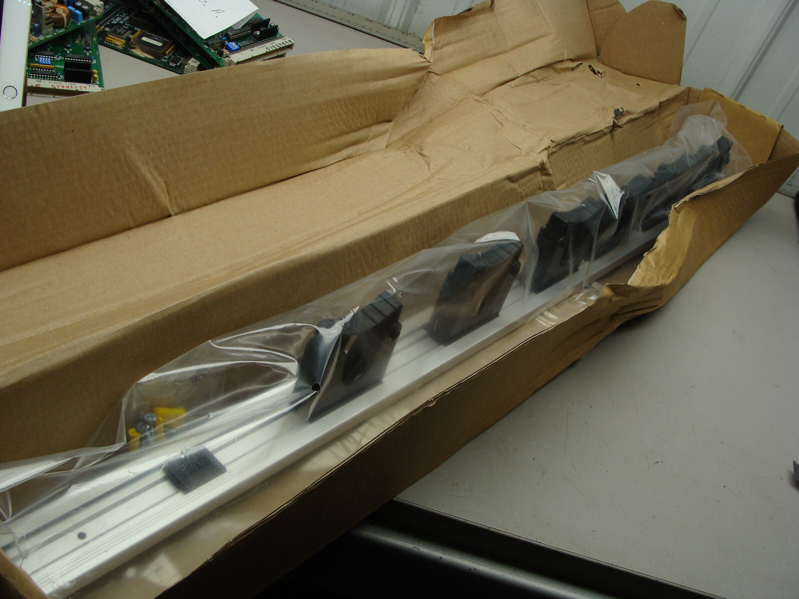 ULINE QUICK ADJUST MOP/BROOM HOLDER H6090 36" X 3" X 2" eBay