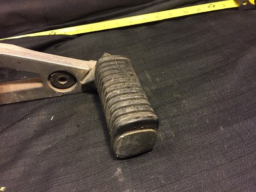 83 1983 Yamaha XJ Maxim 650 Front Rider Footpeg Step Foot Feet Peg Set + MOunts - Picture 8 of 10