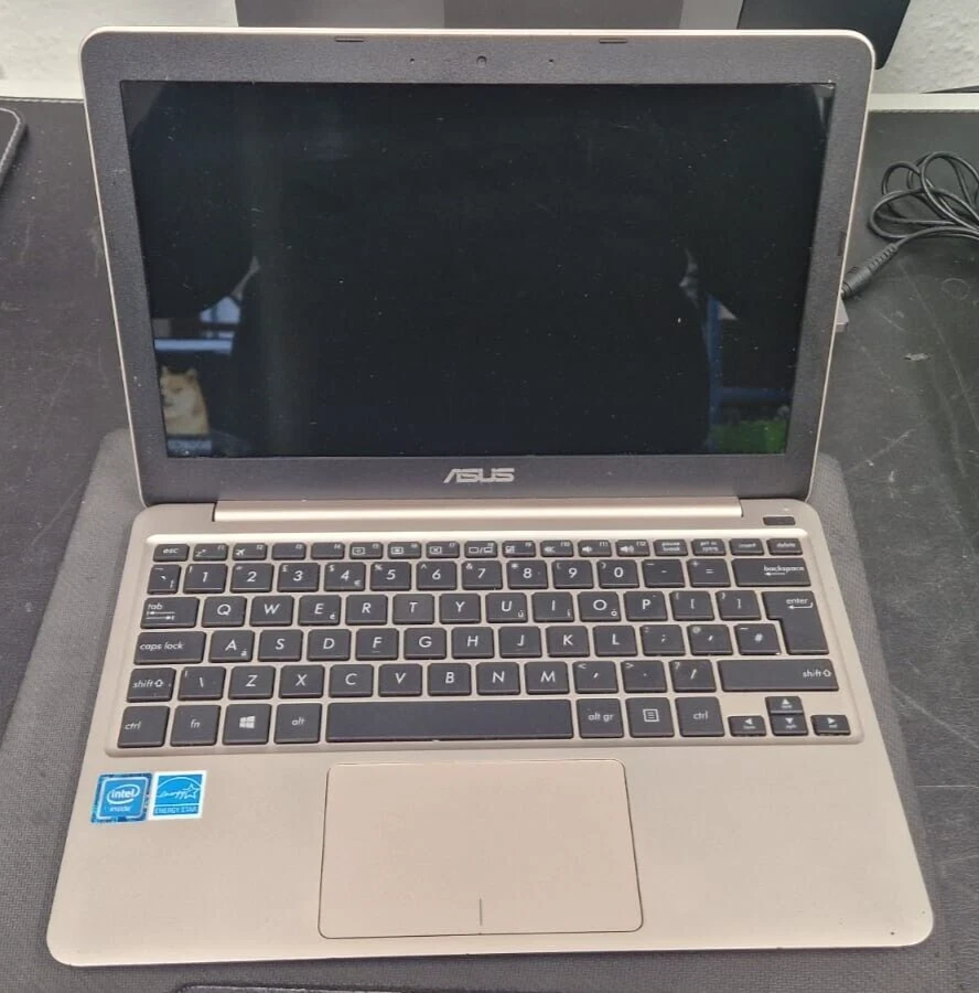 Asus E200H Laptop 2GB 32GB SSD Windows 10 Atom X5 Z8300 battery not charging - Image 2 of 4