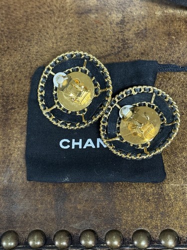 CHANEL LARGE PEARL W/ BLACK LAMBSKIN AROUND EARRINGS - Picture 4 of 4