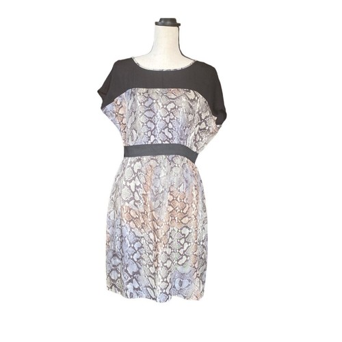 Vestido informal Zara Basic para mujer grande estampado de piel de serpiente cintura elástica blanco y negro - Imagen 6 de 9