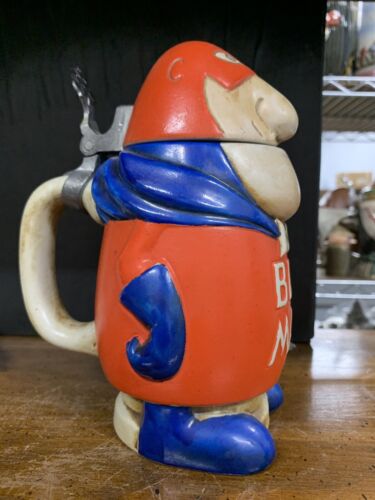 1975 1a VERSIONE (CS1) BUDWEISER BUDMAN STEIN, CRAVATTA SENZA ANNODI, TESTA CAVA CON PLI - Foto 2 di 8