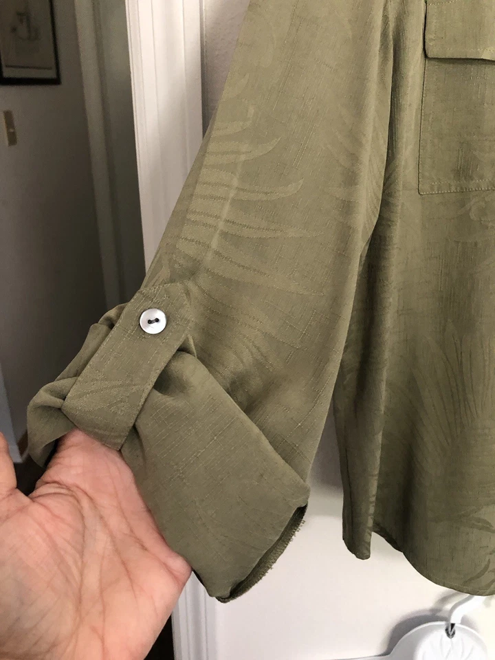 Camisa Chico’s Design Talla 2 Grande Con Botones Mangas con Pestaña Enrollable Seda Verde Oliva Foto 4 de 4