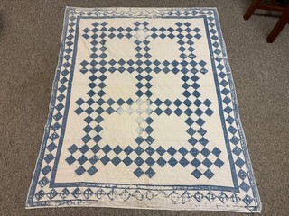 VINTAGE ANTIQUE ORIGINAL HANDMADE IRISH CHAIN PATTERN QUILT SIZE TWO TONE 74X60