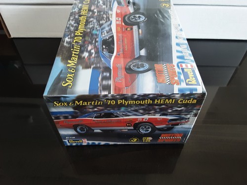 REVELL MOTOR SPORTS "SOX & MARTIN" 70 PLYMOUTH HEMI CUDA PRO STOCK MODEL KIT - Picture 2 of 5