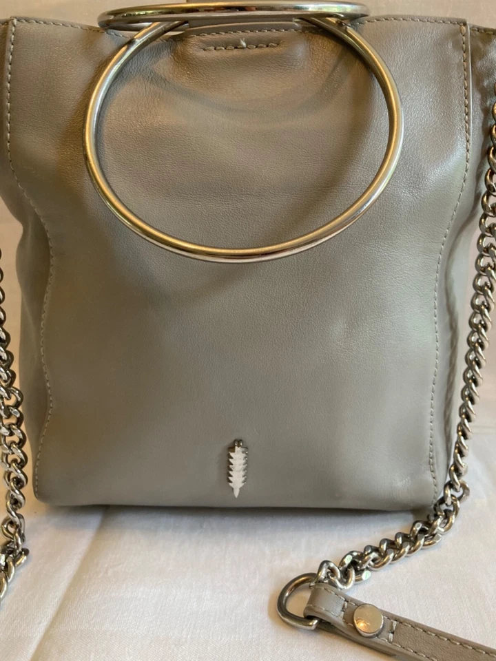 Mini Bandolera Thacker NYC Le Bucket Gris Cadena y Cuero con Asa de Lazo Foto 2 de 4