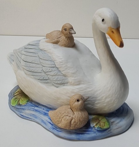 Vintage Homco #1467 Swan and 2 Babies Porcelain Figurine 3.25" x 5" - Picture 1 of 7