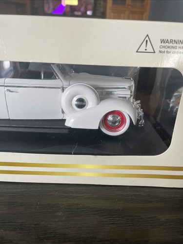 1/18 Signature Models 1938 Buick Century Convertible Coupe White Diecast Car Box - Picture 7 of 9