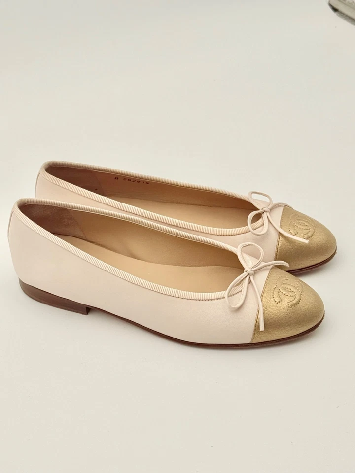 Bailarina Chanel Classic Puntera-Puntera Plana 34.5 — Crema Clara y Oro Metálico, Lazo Foto 3 de 4