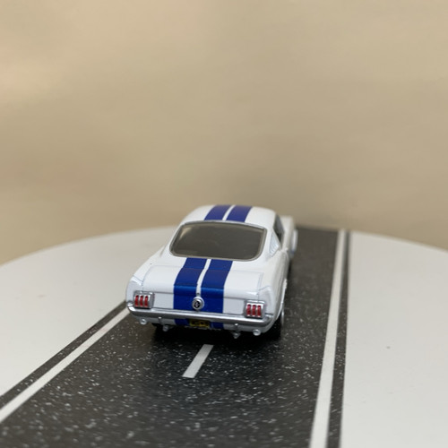Greenlight Muscle Car Garage 1965 Ford Mustang Shelby GT-350 weiß/blau 1:64 NM - Bild 12 von 19