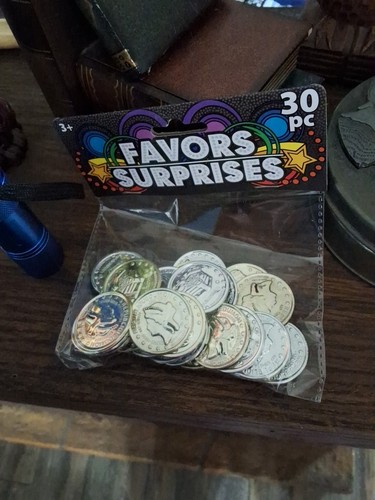 30 PIECES OF PLAY FOREIGN COINS TREASURE PLAY GREENBRIER - Bild 1 von 2